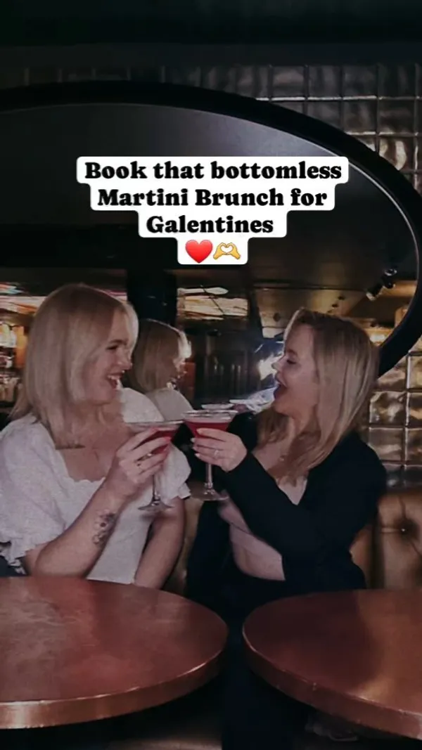 This video showcases a bottomless Martini brunch at the Dirty Martini bar.  It highlights various food items including small burgers, nachos, and fried balls, along with numerous Martini cocktails and other drinks like Prosecco. The food is presented attractively, with some shots focusing on the overall brunch setup, and others showing detailed close-ups of individual dishes. Gluten-free, vegan, and vegetarian options are mentioned.