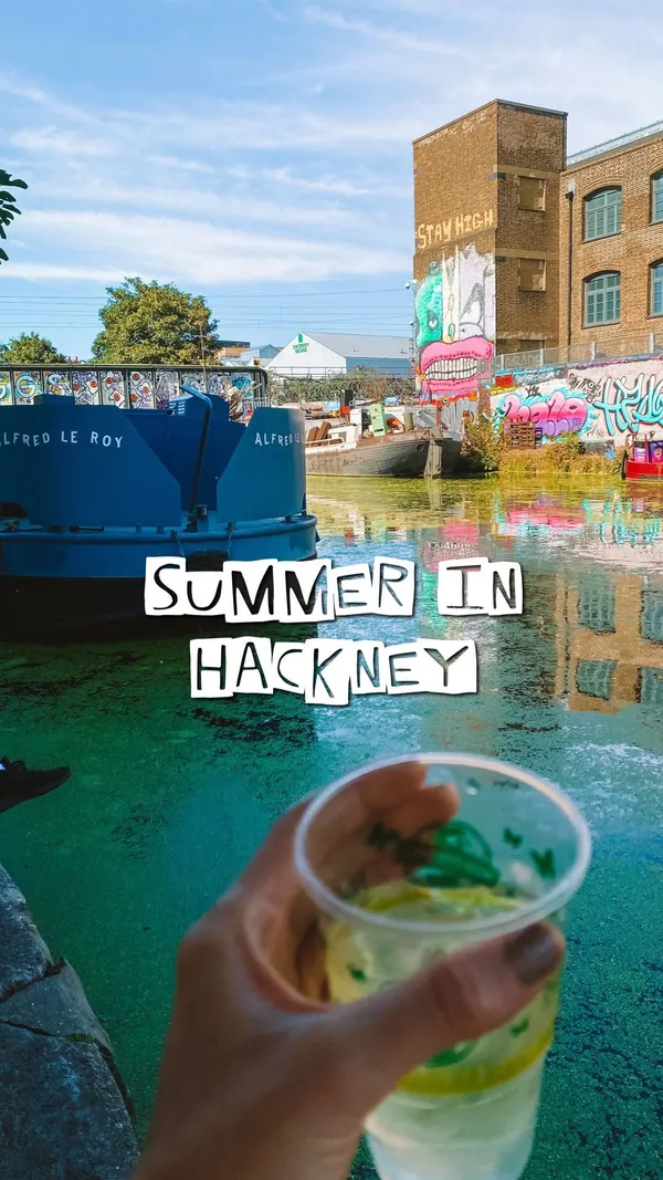 This video showcases a summer day in Hackney, London, featuring various food and drink establishments along the canal.  It highlights Maize Blaze (Colombian food, obtained via Nibble app), Crate Brewery, The Milk Float (floating bar with SUP/canoe rentals), and Shed.  The video shows a variety of food items including arepas, patacones, and various other dishes, along with drinks. The presentation is varied, with some shots focusing on the food, others on the overall ambiance of the locations. No dietary information is explicitly stated.