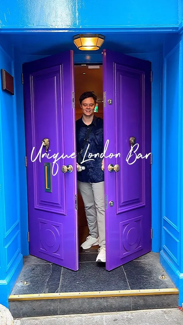 This video showcases Little Violet Door, a restaurant and bar in Carnaby, London. It features various brunch dishes such as shakshuka and buttermilk pancakes, along with cocktails and pastries. The venue's interior is highlighted, emphasizing its unique decor, color themes, and cozy atmosphere. The video also touches on the service speed and the ambiance during the day.