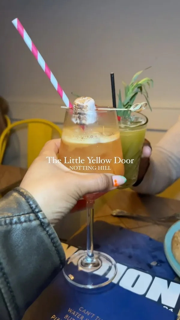 The video showcases The Little Yellow Door, a bar and restaurant in Notting Hill, London. It features various food and drink items, including savory pastries, burgers and fries, fried chicken, cocktails, and a dessert sundae. The presentation is visually appealing, with well-lit food shots and a focus on ambiance.  No specific dietary information is provided.