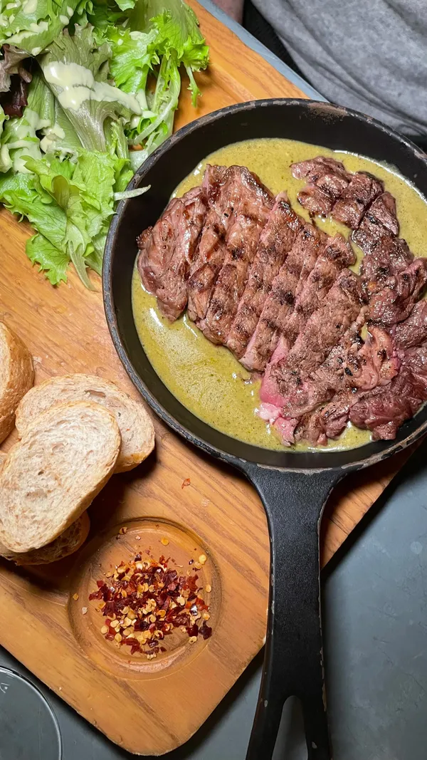 The video showcases Swiss Butter restaurant. It features various food items including salmon, steak, and a molten chocolate dessert. The food is presented in aesthetically pleasing pans and plates.  The video primarily focuses on a meal showcase, highlighting the restaurant's menu items.