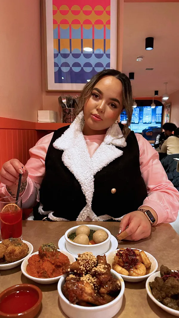 This video showcases Chukus, a Nigerian tapas restaurant in Seven Sisters, London.  It highlights various dishes including Jollof Quinoa, Plantain Waffles, Dodo (fried plantain), Lamb Ayamashe, Suya Meatballs, and a dish with fermented locust beans and dry-smoked crayfish. The video emphasizes the restaurant's diverse menu with vegan, gluten-free, and halal options.  Food is presented in small bowls, close-up shots emphasizing textures and colors. The overall tone is positive and inviting.