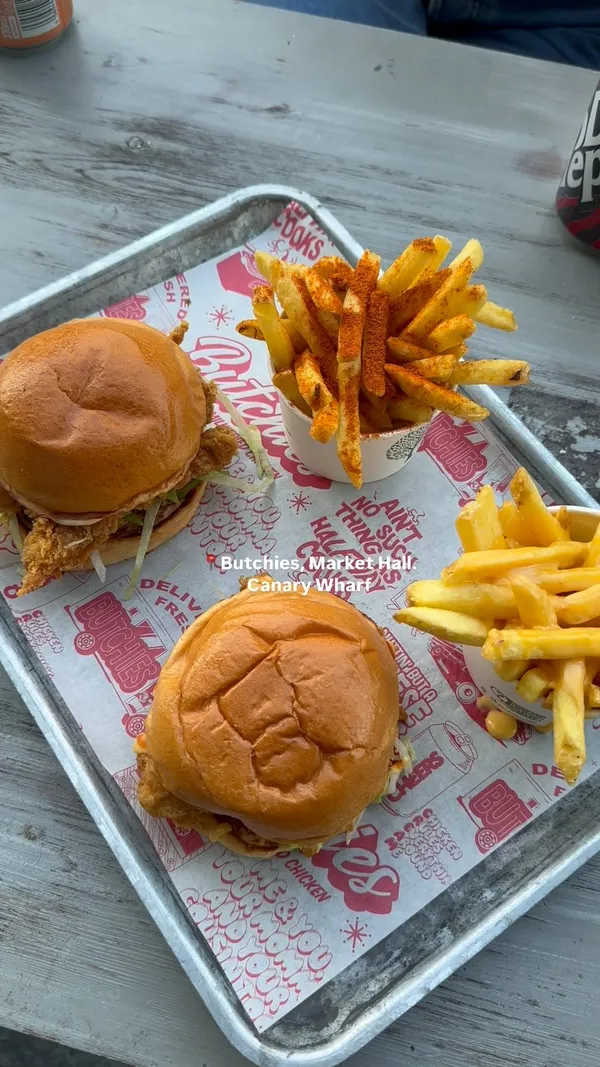 Calling all fried chicken lovers, run don’t walk to @butchies_london in @markethalls Canary Wharf.

Market Halls is perfect for indoor and outdoor dining, with 11 traders to choose from. We sat outside enjoying the sunshine, listening to old school R&B from the sound system and people watching. Add in a 4 day weekend, what more could you ask for?

We ordered:
🐔 The OG buttermilk sandwich with OG sauce & house pickles
🐔 Cheesy rider with cheese dripping, house pickles & buffalo sauce 
🍟 Hot shake fries & cheesy fries 

What’s your Easter bank holiday plans?

*invite via @joli_app

#buttermilkchicken #cheesyfries #canarywharf #markethall #butchies #easterweekend