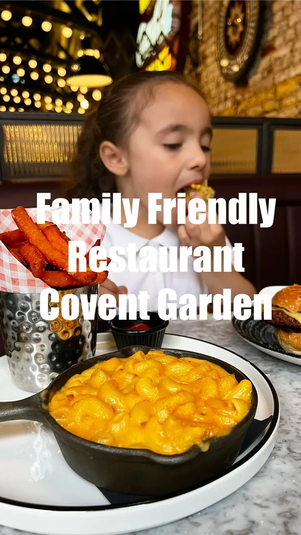 The video showcases Maxwell's restaurant in Covent Garden, London. It features various dishes, including kids' meals (mac and cheese, vegan burger, corn on the cob), salmon with potato cake, and desserts. The restaurant's ambiance is shown, including the bar and dining area. Dietary options like vegan burgers are highlighted. The main focus is on the restaurant's family-friendly atmosphere and the food's appeal.