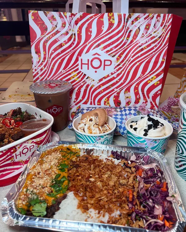 Vietnamese food is one of my favourites and @hopvietnamese is now one of my all-time fave fast-food restaurants. As a veggie I often find fast-food can be boring (there are so many bland veggie burgers). But @hopvietnamese really shake things up, offering @fablefoodco shiitake mushroom meat-alternatives in all of their dishes. The meals are not only tasty, but incredible authentic, reminding me of my travels in 2023. With locations across the UK, I highly suggest giving them a try! 

What Vietnamese dish is your fave? 

#vietnamesefood #pho #manchesterfood 

Thanks @joli_app 💓