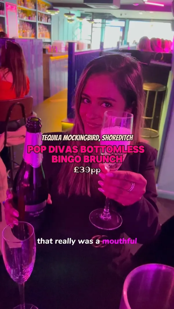 This video showcases a bottomless bingo brunch at Tequila Mockingbird in Shoreditch, London.  The video highlights unlimited pizza, Prosecco, and beer.  The presentation focuses on the vibrant atmosphere, the drinks, and the bingo game.  No specific dietary information is provided. The main focus is on the fun and social aspects of the brunch event.