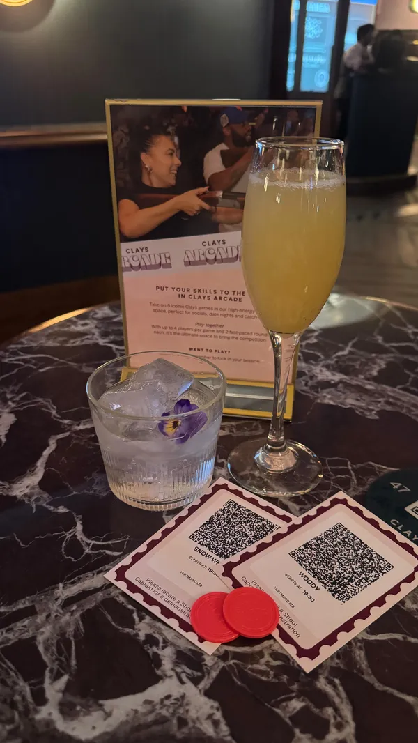 The video is a vlog-style review of Clays in Soho, an interactive shooting arcade bar. The creator explains the concept, shows the gameplay, the drinks, and the competitive atmosphere, positioning it as a great spot for social outings or date nights.