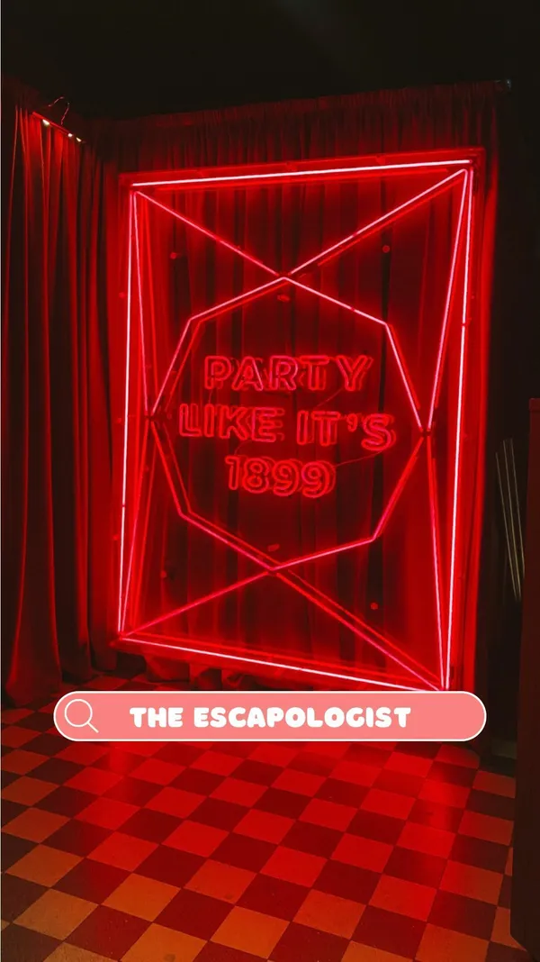 This video showcases Escapologist Bar in Covent Garden, London.  It highlights the bar's unique atmosphere, featuring eclectic artwork and a dimly lit setting. The video shows various cocktails, including a Kahlua sharing tree, a mojito, and a cocktail in a tiki mug.  A cocktail is shown having edible glitter sprinkled on it. The video also promotes their bottomless brunch and happy hour deals.  The presentation is vibrant and visually appealing, focusing on the cocktails and the bar's decor. No dietary information is explicitly provided.