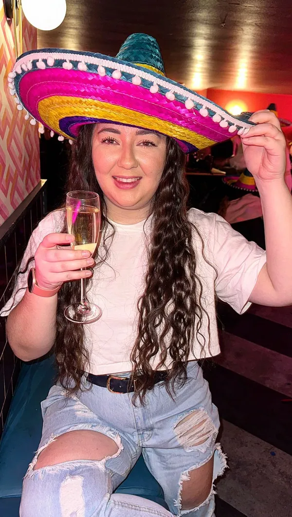 The video showcases a 90-minute bottomless brunch event at Tequila Mockingbird in Covent Garden, London.  It features prosecco, margaritas, pizza, drag performances, burlesque dancers, limbo, and bingo. The focus is on the vibrant atmosphere and entertainment offered at the brunch event.