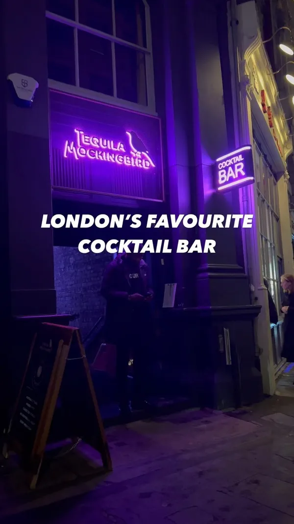 This video showcases Tequila Mockingbird, a cocktail bar in Covent Garden, London. It features various cocktails, including the Virgin mint & lime cooler, English garden, Disney princess, Mockingbird margarita, Foursome, 99 problems, Mockingbird old fashioned, Island punch, Berrylicious, The ghost, and Mockingbird zombie, as well as tequila shots. The video highlights the bar's ambiance, including neon signs, decor, and a photo booth. It emphasizes the bar's lively atmosphere and great service.  The main focus is on the overall experience of visiting the bar, with a brief mention of a mocktail that the influencer did not enjoy.