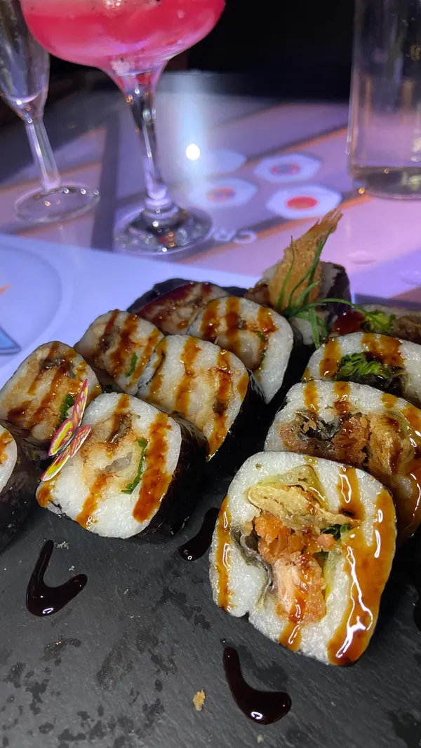 The video showcases Inamo restaurant, focusing on their sushi and cocktails. It features various sushi rolls (including vegetarian/vegan options), cucumber canapés with caviar and uni, and two unique cocktails.  The presentation emphasizes vibrant colors and visually appealing arrangements. The video primarily focuses on a meal showcase, highlighting the food's presentation and the dining experience. The restaurant's interactive table ordering system is also featured.