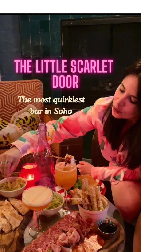 This video showcases The Little Scarlet Door, a quirky bar and restaurant in Soho, London.  The video highlights the bar's unique interior design, including themed rooms with various decor and art pieces. It showcases cocktails (Crimes of Passion, Bohemian Rhapsody), a charcuterie board, Cajun nachos, smashed avocado, and vegan mouse. The presentation emphasizes the bar's eclectic atmosphere and the variety of food and drink options. Dietary information includes a vegan option (Vegan Mouse Club). The video's main focus is a tour of the bar's various rooms and a presentation of the food and drink selection.