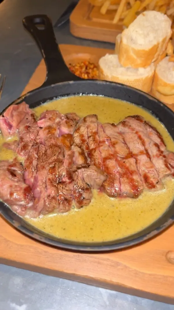 The video showcases Swiss Butter, a restaurant in London. It highlights their menu, particularly the £19 mains (chicken, beef fillet, ribeye, or salmon) served with fries, salad, and bread. Desserts such as molten chocolate cake and pain perdu are also featured. The video emphasizes the food's presentation and the overall dining experience.
