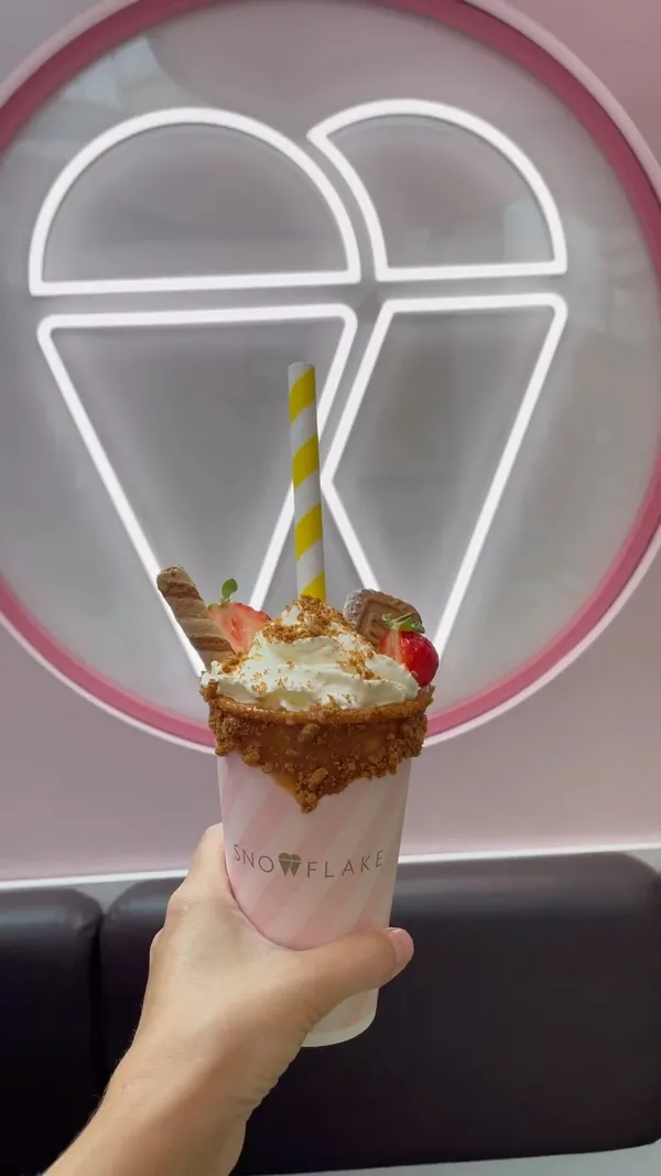 This video showcases Snowflake Gelato at the Trafford Centre in Manchester.  The video features various desserts and drinks, including a Lotus Biscoff luxury sundae shake, a Sicily gelato basket, a gelato doughnut with white chocolate sauce, and a pistachio latte. The presentation focuses on vibrant colors and appealing close-ups of the food and drinks.  No specific dietary information is provided. The main focus is a tasting and review of the items.
