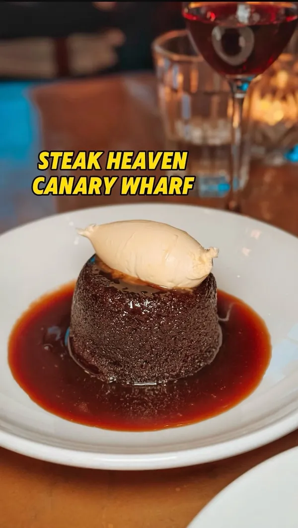 The video showcases Hawksmoor Wood Wharf restaurant in London. It features various dishes: fillet steak with peppercorn sauce, beef carpaccio, roasted scallops, grilled Dover sole, beef dripping chips, sticky toffee pudding, and peach melba pavlova.  The video highlights the restaurant's ambiance, including its stunning decor and waterfront location. The main focus is on presenting the food and promoting the restaurant.