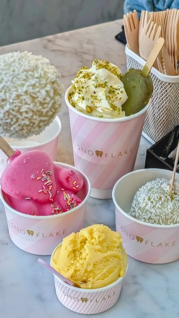 ❄️ Snowflake Gelato 🍨

AD | The winter Specials are here At Snowflake Gelato and you'll find them on the upper floor of Meadowhal, as well as other locations including London and Manchester. 

- ❄️ The 'Snowballs' a pistachio gelato, coated in rich white chocolate and sprinkled with coconut flakes 🥥
- ☕ A thick Hot Chocolate with Pistachio Cake Pop

Additionally we ordered the:
- 🍨 Creme Brulé Scoop 
- 🐾 Strawberry Paw 🍓 for the young 'un

🫶🏼 Thanks to the Meadowhall for being helpful.

𝘌𝘹𝘵𝘳𝘢 𝘪𝘯𝘧𝘰:
🔍 | @snowflakegelato
💚 | Vegetarian options 
💛 | Halal-friendly حلال‎ 
🚗 | Free Meadowhall Parking 
🌐 | https://snowflakegelato.co.uk
📍 | 1st Floor, @lovemeadowhall, Sheffield S9 1EP
👉🏼 @steelcityhunger 👈🏼

🏷️
.
.
.
.
.
.
#snowflake  #Sheffield #sheffieldissuper #foodblogger #sheffieldfoodie #sheffieldfood #foodie  #snowflakegelato #meadowhall #hotchocolate #gelato #festivefood #shopping #festiveeats #yummy #dessert #雪菲爾 #viral#snowball #pistachio