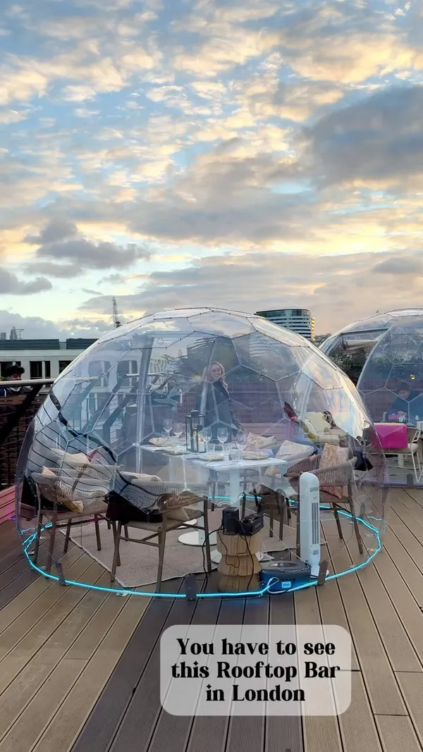 The video showcases Circe's Rooftop Bar in London. It highlights the bar's unique features, including transparent pods with cozy seating, a rooftop setting, and city views.  The menu features various snacks, cocktails, and drinks. The presentation emphasizes the aesthetically pleasing atmosphere, cocktails, and food items. Dietary information is not explicitly mentioned. The main focus is a promotional tour of the bar's ambiance, food, and drinks, aimed at enticing viewers to visit.