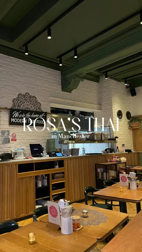 The video showcases a new lunch deal at Rosa's Thai restaurant in Manchester. It features various Thai dishes, including Tom Yum noodle soup, stir-fried flat noodles, red curry and rice, clear noodle broth, and Thai fried chicken.  The restaurant's interior is also briefly shown. The video emphasizes the affordability and deliciousness of the food.