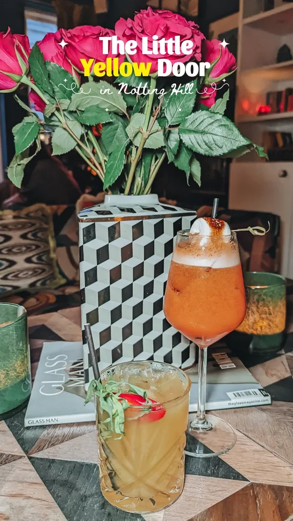 The video showcases The Little Yellow Door in Notting Hill, a bar known for its homey interior and aesthetic cocktails. It features various cocktails (including one with a toasted marshmallow), small savory pastries with a green sauce, tacos with potato chips and microgreens, and a papadum with three different dips.  The primary focus is on the food and drinks, emphasizing the venue's ambiance and aesthetic.