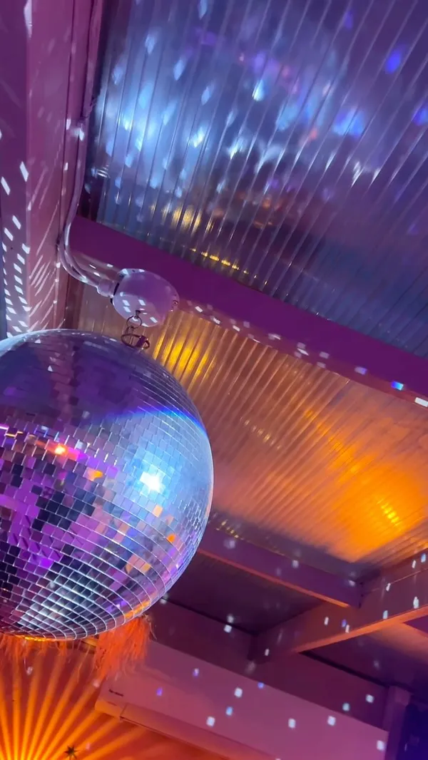 This video showcases Circe's Rooftop Bar in Waterloo, London. It features the bar's decor, including twinkling lights and golden details, and highlights various activities such as a Tarot Station, a Magic Phone Booth, and live magical performances. The video also presents several cocktails, including the Apollo and Frozen Blueberry Daiquiri, and side plates like Beetroot Hummus & Flatbread, Chilli Garlic Prawns, and Sage & Onion Crusted Chicken Strips. The presentation emphasizes the bar's vibe and aesthetic, with a focus on creative cocktails and flavorful food. The video concludes with shots of the rooftop view and cozy pods.