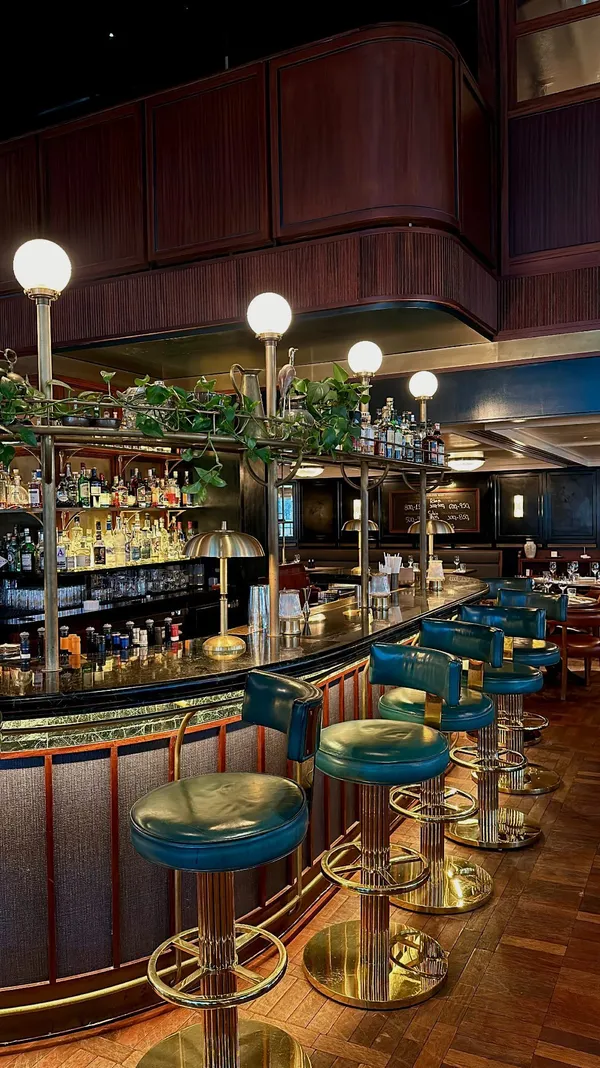 The video showcases a January lunch deal at Hawksmoor restaurant in London.  It highlights a £19.50 steak and side option, featuring a rump steak, grilled lobster, mac & cheese, bone marrow gravy, and sticky toffee pudding.  The restaurant's interior is also shown, along with a selection of drinks.