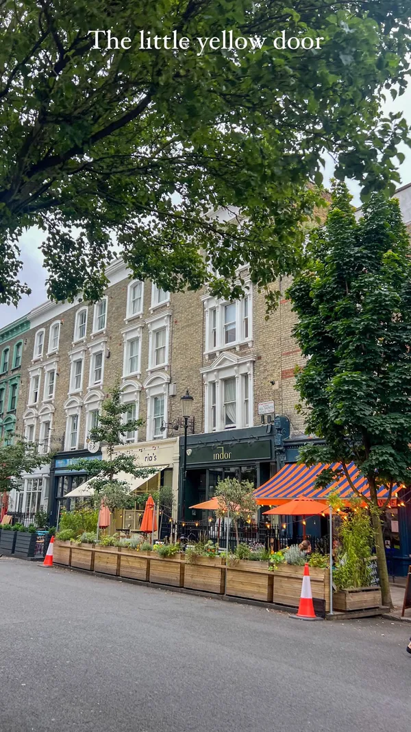 The video showcases The Little Yellow Door, a cocktail bar in Notting Hill, London.  It features various cocktails, bar snacks (such as dips and crudités), the interior design of the bar (which resembles a house party setting), and patrons enjoying themselves. The presentation focuses on the cozy atmosphere and the drinks.