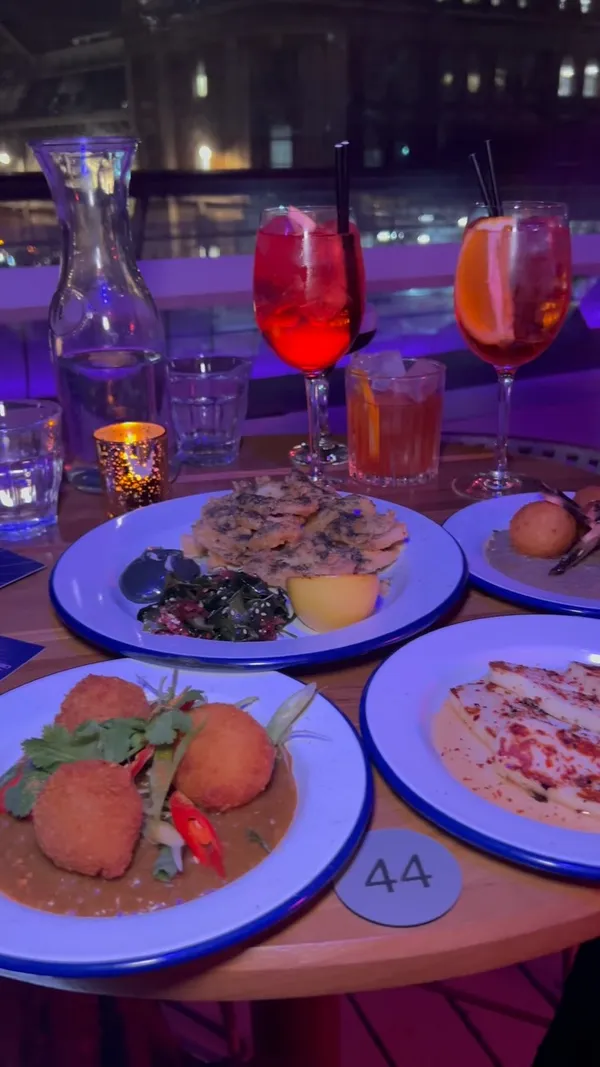 cute festive nights at @circes_rooftop 🩷 we enjoyed the festive vibes, ambience, view & tasty food ! @joli_app 💖

#food #foodie #foodporn #healthyfood #foodblogger #mukbang #londonfood