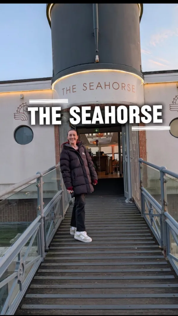 A couple visits The Seahorse in Brighton to review their Friday evening bottomless dinner offer. The video features a tour of the venue, shots of the various drinks included in the different price tiers, and a look at the food options, including nibbles and main courses like pan-roasted chicken and Sri Lankan sweet potato curry.