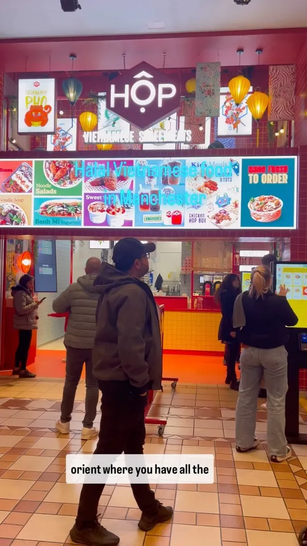 The video showcases Halal Vietnamese street food from a stall named "HOP" located in the Trafford Centre in Manchester.  It highlights their "HOP Boxes", various noodle salads, and bubble tea. The presentation emphasizes vibrant colors and appealing visuals of the food, with particular focus on the packaging.  Halal menu options are clearly advertised. The main focus is a meal showcase and review of the food and bubble tea.