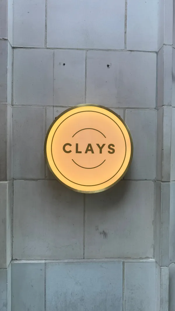 The video is a vlog-style tour of Clays, a virtual clay pigeon shooting venue in London. It features the creators entering the venue, participating in the shooting games, and enjoying cocktails at the bar, highlighting the venue as a great spot for date nights and group outings.