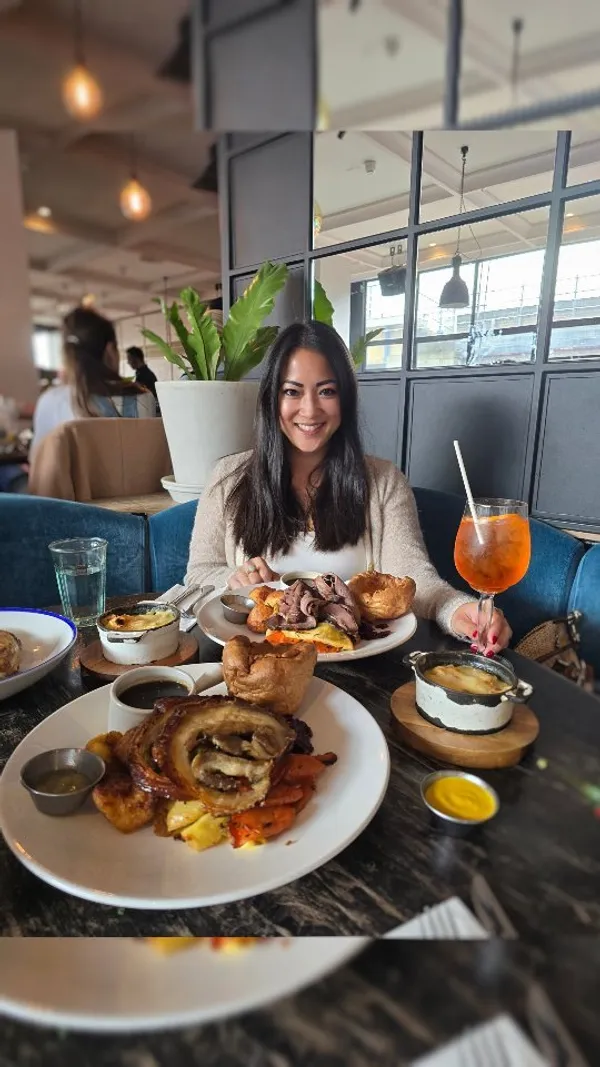 The video showcases No. 29 Power Station West, a restaurant and bar. It features various dishes, including a Sunday roast with beef and pork belly options, served with roast potatoes, Yorkshire puddings, vegetables, and cauliflower cheese.  Cocktails and small plates are also highlighted. The video emphasizes the restaurant's ambiance and the positive dining experience.