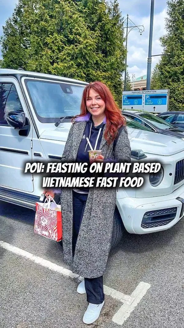 The video showcases a visit to Hop Vietnamese restaurant in the Trafford Centre, Manchester. It features a variety of vegan dishes including a coconut curry box, mushroom banh mi, gyoza noodle salad, mushroom pho, loaded tots, and gyoza.  The video also highlights bubble tea and raspberry lemonade. The food is presented in a visually appealing manner, with overhead shots and close-ups. The primary focus is a meal showcase, emphasizing the restaurant's plant-based options.