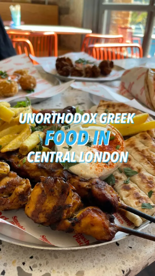 This video showcases a meal from Smashing Plates, a Greek restaurant in London Bridge. The video features various dishes, including a chicken souvlaki wrap and box, cheese croquettes, chicken bites, and pttanuts (spiced cinnamon pitta with maple syrup). The food is presented attractively, with close-ups highlighting textures and colors. The video is upbeat and positive, emphasizing the freshness and deliciousness of the food.