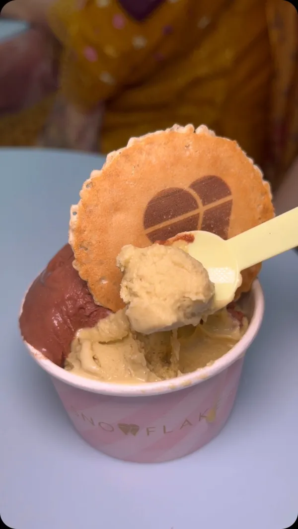 The video showcases Snowflake Gelato, a cafe located in the Trafford Centre. It features various products, including pistachio milk cake, Oreo cookies and strawberry cheesecake gelato, an iced coffee, and a pistachio milkshake. The presentation emphasizes the visually appealing nature of each item, particularly the gelato and milk cakes.  Dietary information about allergens (gluten, egg, soya, nuts, milk) is displayed for the pistachio milk cake. The video primarily focuses on showcasing the various food and drink options available at the cafe.
