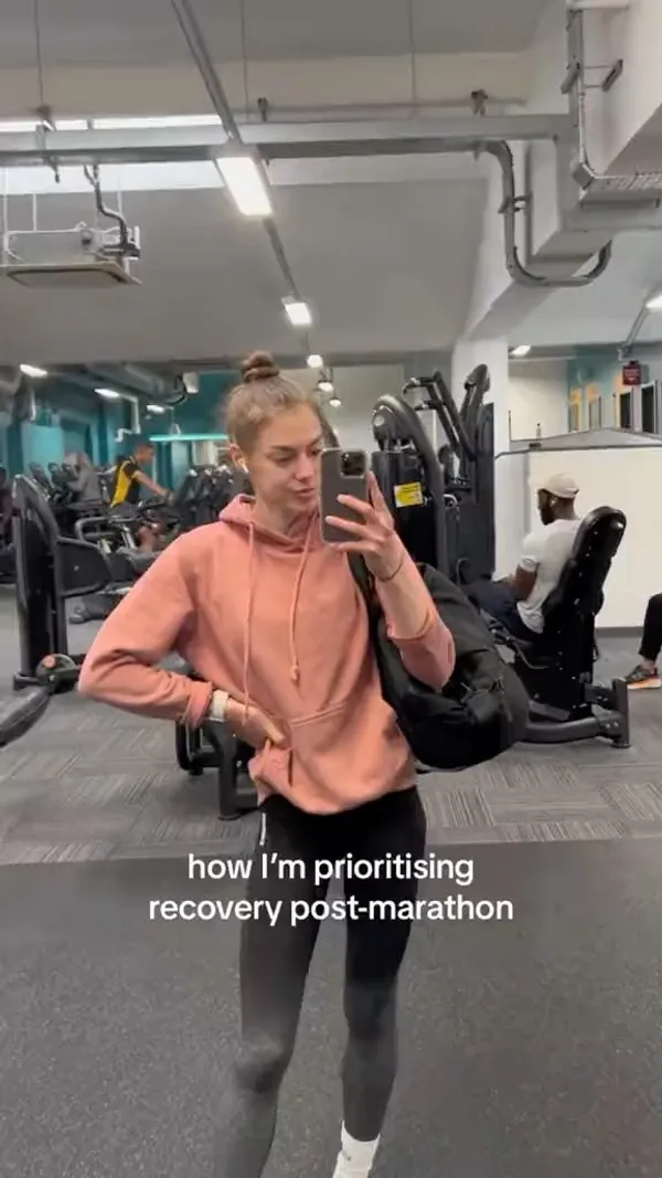 The video showcases a woman's post-marathon recovery routine, highlighting her focus on muscle recovery, easing back into exercise, and refuelling with various meals. The setting includes a gym, outdoor running routes in London, and various food settings like a cafe. Food items shown include a pastry, oatmeal with chocolate and berries, katsu curry, ramen, and a burrito. The presentation varies, including close-ups and overhead shots. No specific dietary information is given. The video's primary focus is on the woman's recovery journey, interspersed with brief shots of her food choices.