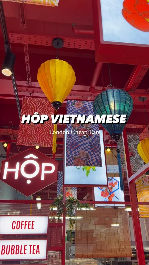 The video showcases HộP Vietnamese, a street food eatery in London. It highlights various menu items including Banh Mi, Pho, dumplings, chicken satay, fried chicken dippers, and tóts, along with bubble tea and lemonade. The presentation emphasizes vibrant colors and close-ups of food items, creating an appetizing visual appeal.  No specific dietary information is explicitly mentioned.