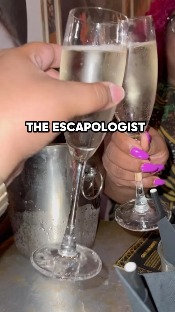 The video showcases a bottomless brunch experience at The Escapologist, a cocktail bar in London's Covent Garden.  It highlights the singalong tunes, bottomless cocktails and prosecco, and a brunch dish. The food shown includes tater tots with toppings. The setting is a dimly lit, vibrant bar with a stage for karaoke.