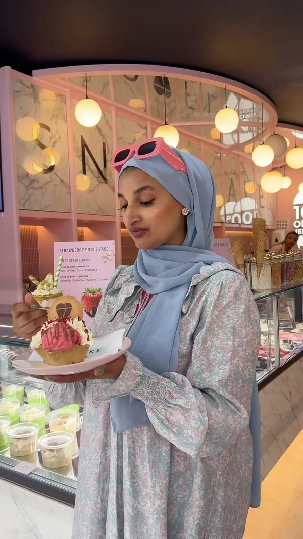 The video showcases a visit to Snowflake, a cafe in London, featuring various desserts and drinks. The influencer samples a gelato basket, a pistachio brownie milkshake, a Lotus waffle, a brownie delight, and a cappuccino.  The presentation focuses on the visually appealing nature of each dish, employing close-up shots and overhead views to highlight colors, textures and details.  No specific dietary information is provided. The video's main focus is a meal showcase.