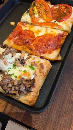 Delicious mushroom and sausage al taglia pizza from @portis_pizza in Islington, celebrated for quality ingredients.