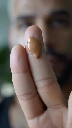 Model showcasing Max Factor Glow Framer in shade 40 Amber, achieving a smooth, radiant complexion without cakiness.