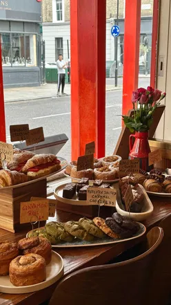 Participants enjoying pastries and coffee during Notting Hill bakery crawl round 2 in London.