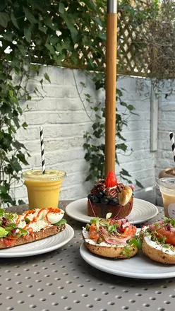 Brunch at White Mulberries in Marylebone: salmon bagel, avocado eggs, banana bread, chai latte, and sunshine juice.
