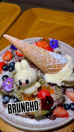 Bruncho brunch in Manchester featuring vibrant Shakshuka, Chicken & Waffles, and colorful drinks like Blue Mango Matcha.