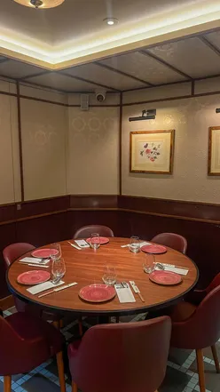 Happy Hour cocktails and bites at Shan Shui Social, a 1920s Shanghai-inspired restaurant in London.