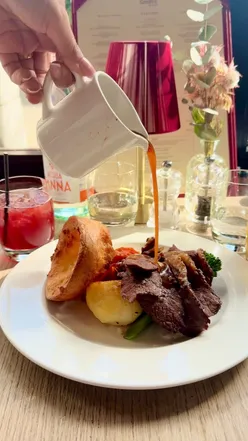 Bottomless Sunday Roast at Smith’s Bar & Grill in London featuring unlimited appetizers, roasts, and desserts.