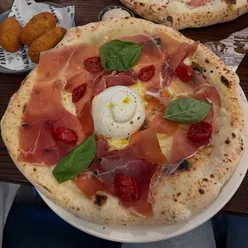 Enjoying dinner at Fatto a Mano in London, featuring delicious burrata and margherita pizza.