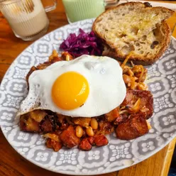 Delicious brunch at Little Piggy in Fenstanton: signature hash, halloumi French toast, mac n cheese, and Biscoff cake.