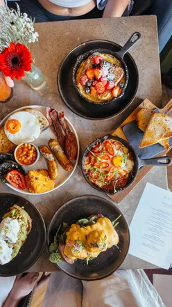 Bottomless brunch in Balham, London with drinks like Aperol Spritz and an exquisite menu for £28pp.