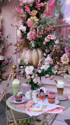 Adorable Halloween treats at Peggy Porschen, Belgravia: cupcakes, cookies, and seasonal drinks in cozy autumn decor.
