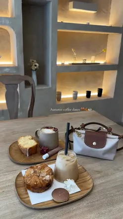 Minimalist café Filtrd in Covent Garden serves chai latte, iced Spanish latte, lemon drizzle cake, and almond croissant.